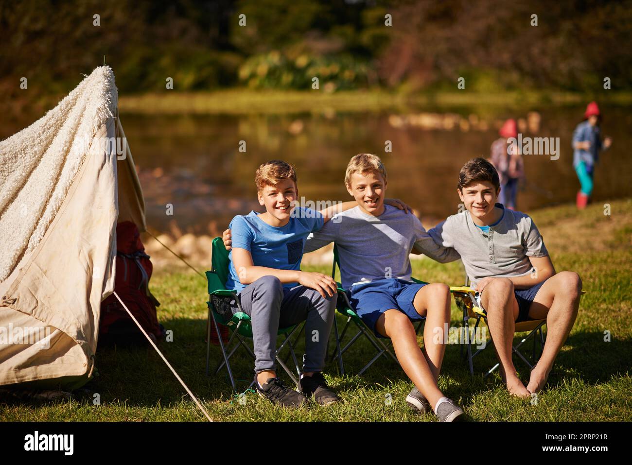 Notre meilleur voyage en camping. Un groupe de jeunes garçons en camping. Banque D'Images
