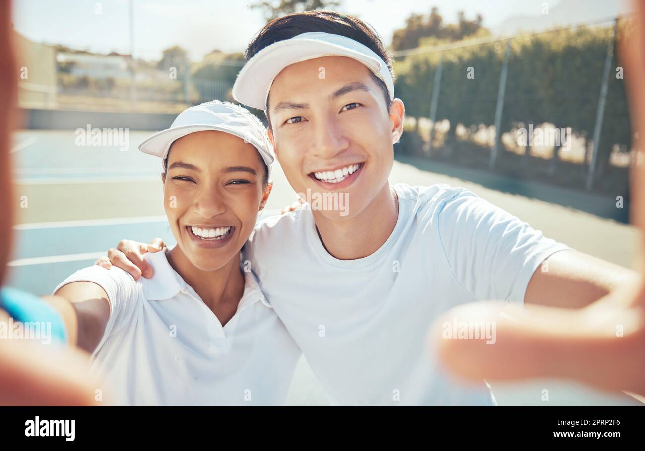 Selfie, tennis et sports de court avec des personnes prenant heureux, sourire et amusant photo pour les médias sociaux. Portrait de l'homme asiatique, de l'entraîneur et de la femme gagnante après un entraînement réussi, un entraînement et un exercice de forme physique Banque D'Images