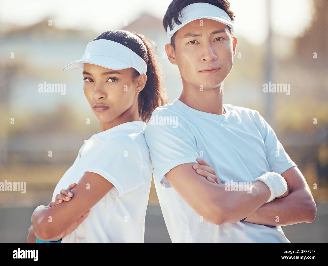 Équipe de tennis, sport de compétition et homme et femme sérieux prêts pour un match ou un match sur un court de plein air. Faites du sport avec des joueurs qui se tiennent ensemble pour collaborer pendant la compétition ou le tournoi Banque D'Images