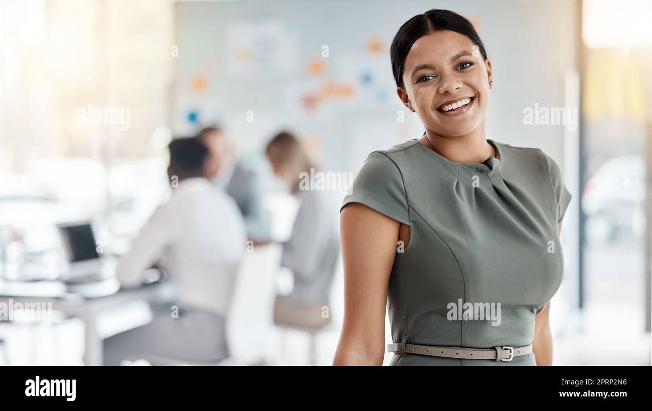 Femme d'affaires, dirigeant ou employé avec le sourire sur la table avec l'inspiration, la motivation ou la vision au bureau. Portrait de leader, travailleur heureux ou entrepreneur avec succès, compagnie de démarrage et sourire Banque D'Images