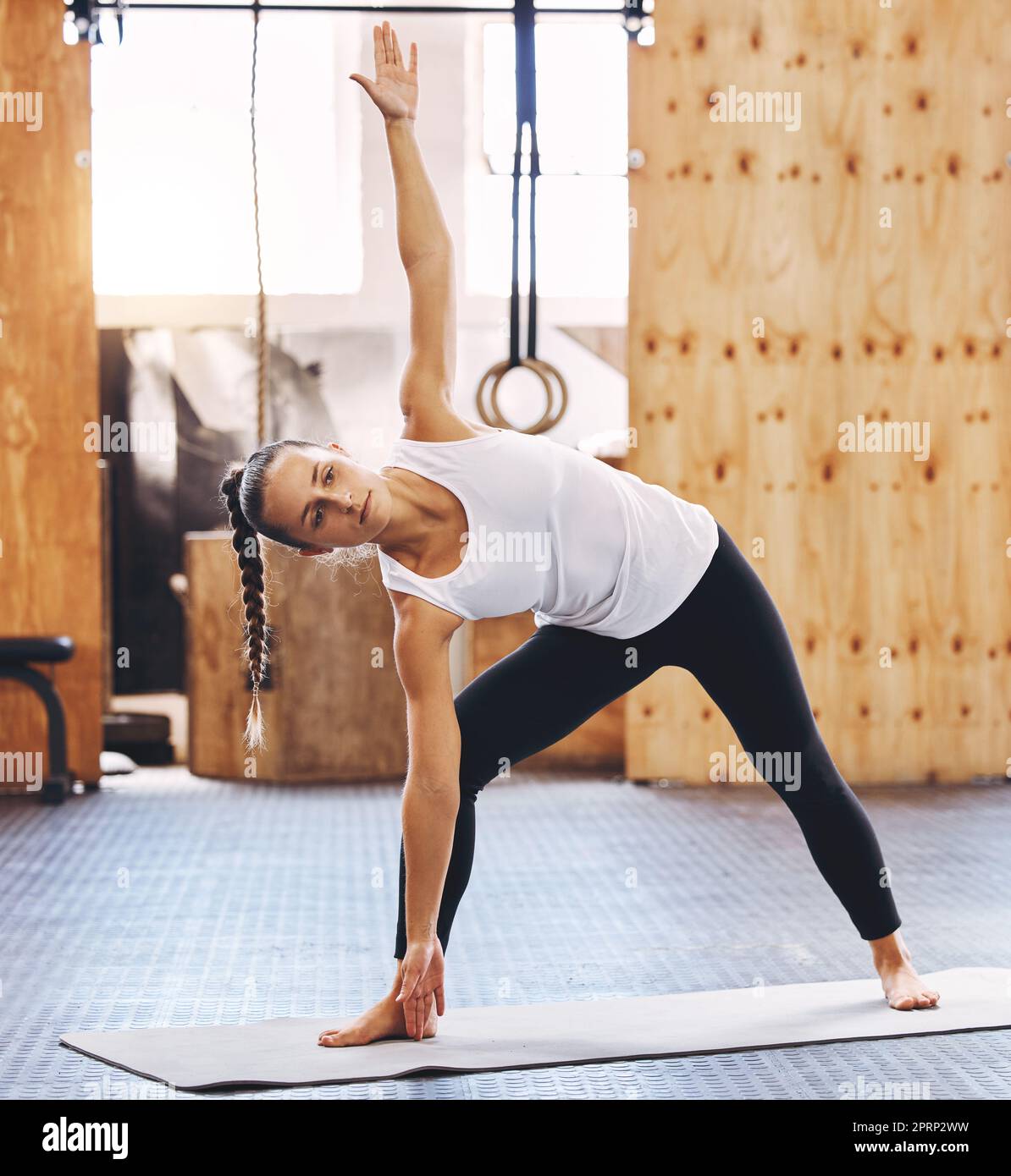 Exercice de bien-être, femme faisant l'entraînement de yoga à la salle de gym et la motivation de forme physique de santé. Fille s'étendant sur le tapis pilates, détendez la formation de lumière en studio, la méditation spirituelle et un mode de vie sain Banque D'Images