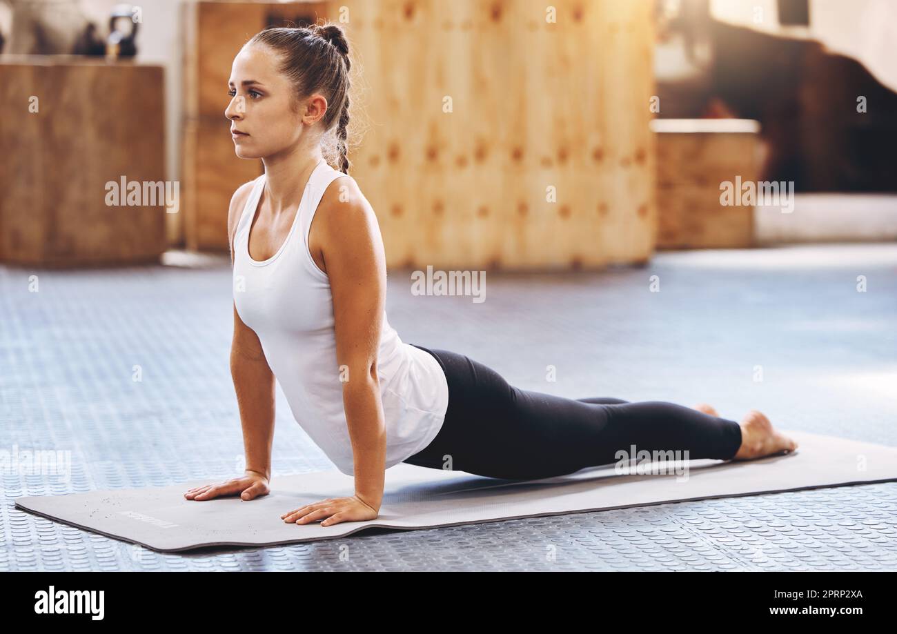 Pilates exercice de bien-être, femme sur tapis de sol et pratiquer seul séance de yoga jour. Entraînement physique motivation dans la lumière du soleil, instructeur de santé s'étendant à l'extérieur et l'équilibre des athlètes style de vie Banque D'Images