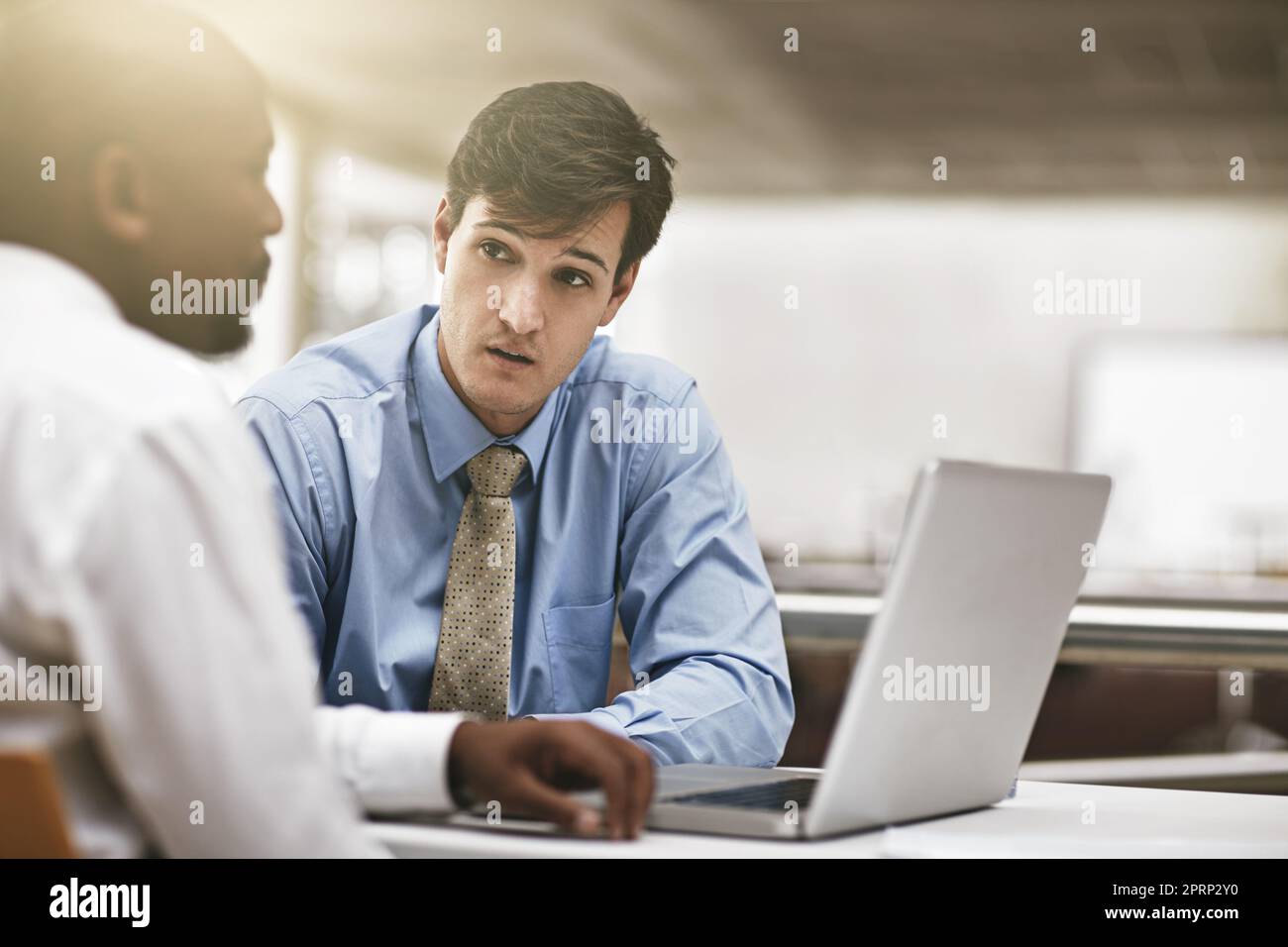 Il apprécie sa contribution : deux hommes d'affaires discutent de travail au bureau. Banque D'Images