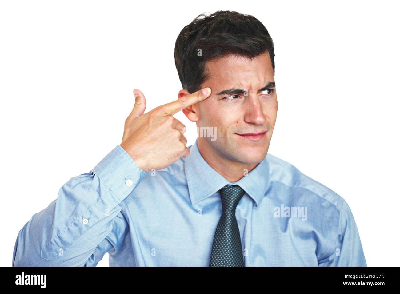 Il suffit de me tirer maintenant... photo en studio d'un jeune homme d'affaires en train de faire un geste insultant vers sa tête sur un fond blanc. Banque D'Images