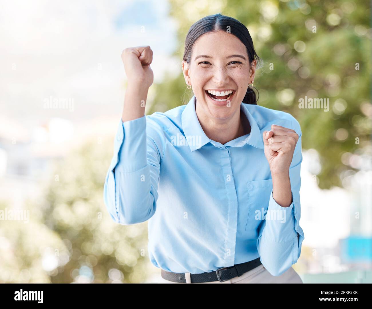 Portrait d'une femme d'affaires, encouragement et succès à la mode, réussite de la victoire et de la prime en plein air de la ville. Un sourire heureux et heureux, une fête des travailleurs excitée, une motivation de négociation et une joie de fierté des gagnants Banque D'Images