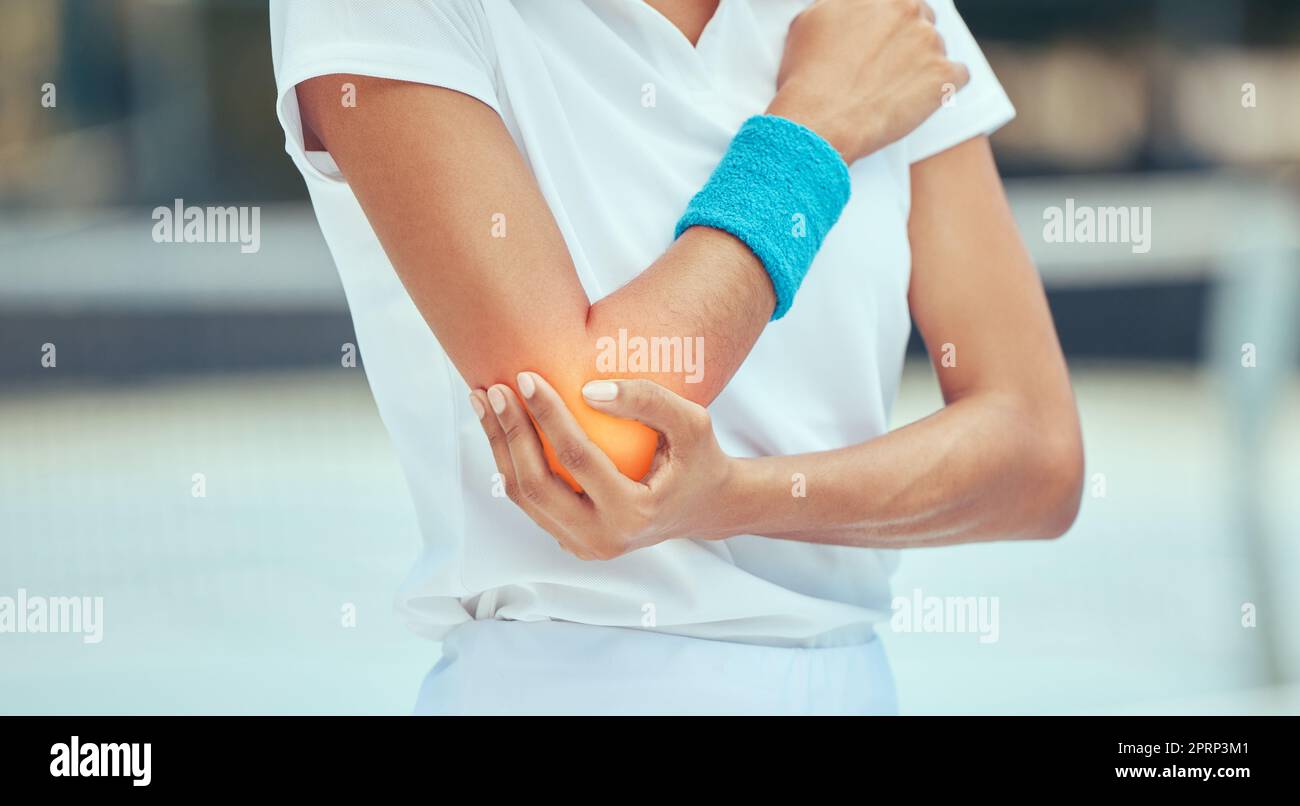 Coude de tennis, douleur et blessure avec une femme de sport tenant son articulation pendant l'entraînement, l'entraînement et l'exercice. Condition physique, santé et accident avec une athlète féminine dans un match ou un match sur un terrain à l'extérieur Banque D'Images