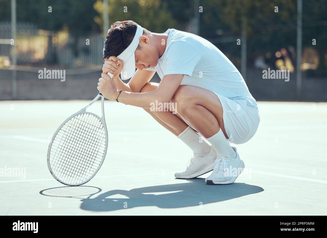 Erreur de tennis, l'homme se concentrer et prier position d'un athlète de Chine triste au sujet des résultats de match de sport. Fitness, entraînement et entraînement sportif d'un joueur de compétition asiatique fort priant sur le terrain d'exercice Banque D'Images