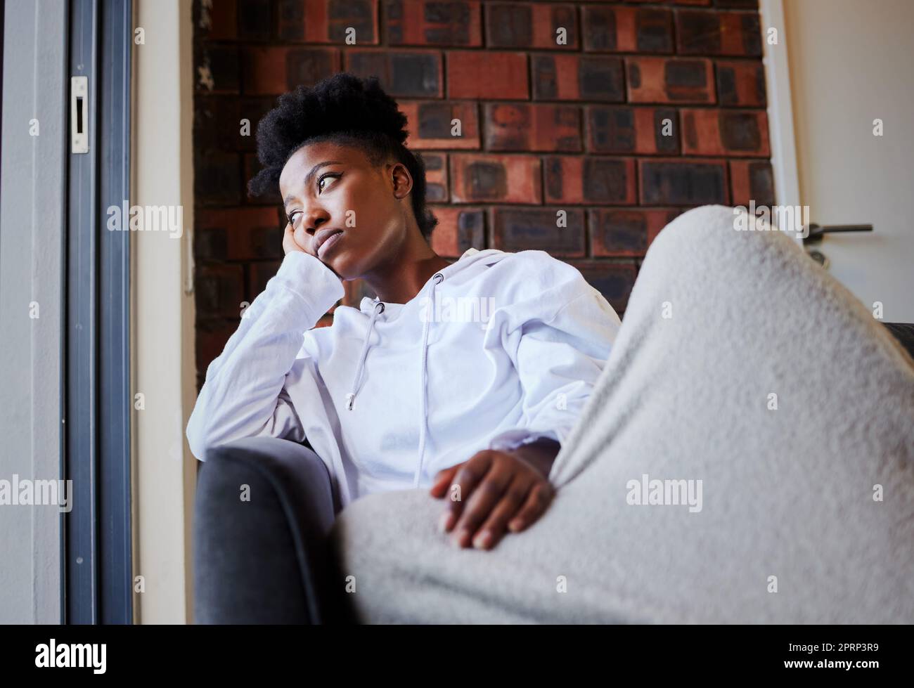 Dépression, santé mentale et triste maison d'étudiant ou de fille de l'université et déprimé sur l'échec à l'école. Femme noire sur la maison salon canapé avec le stress ou l'anxiété de la perte de bourse d'études Banque D'Images