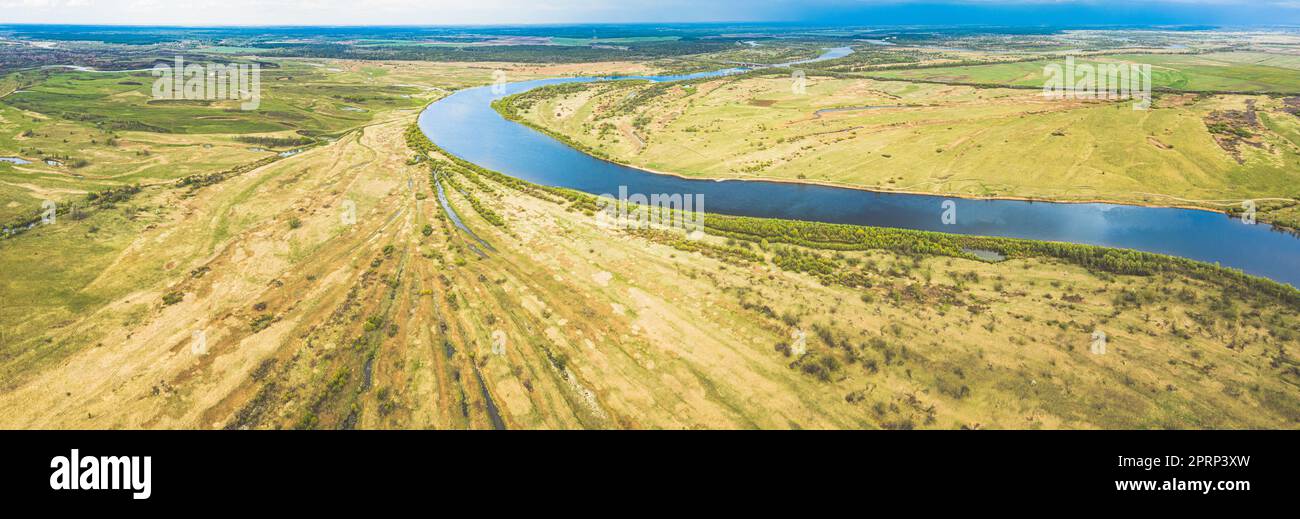 Rechytsa, région de Gomel, Bélarus. Vue aérienne du fleuve Dnieper. Ciel au-dessus de Green Meadow et de River Landscape. Vue de dessus de la nature européenne depuis la haute attitude en été. Vue plongeante Banque D'Images