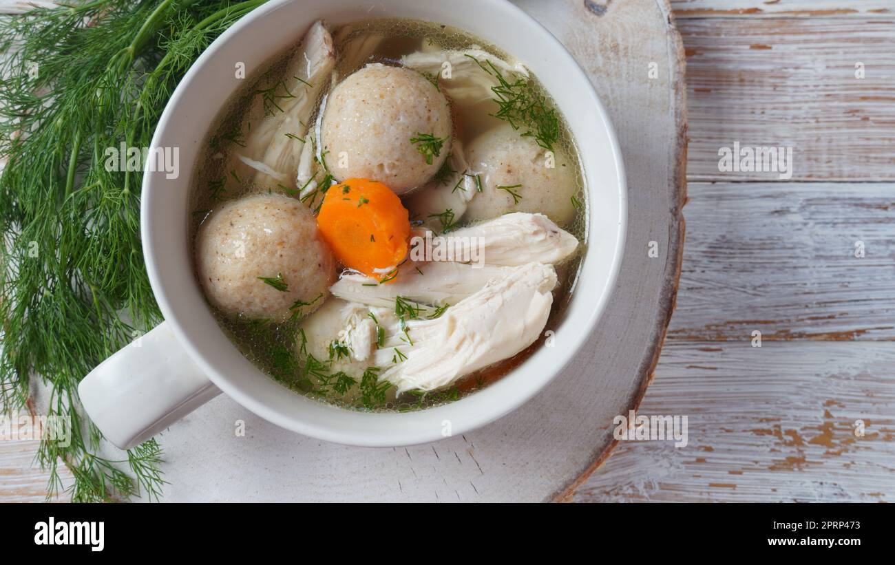 Soupe de poulet Matzo ball avec les carottes dans le bol. La nourriture traditionnelle juive de Pâque Banque D'Images