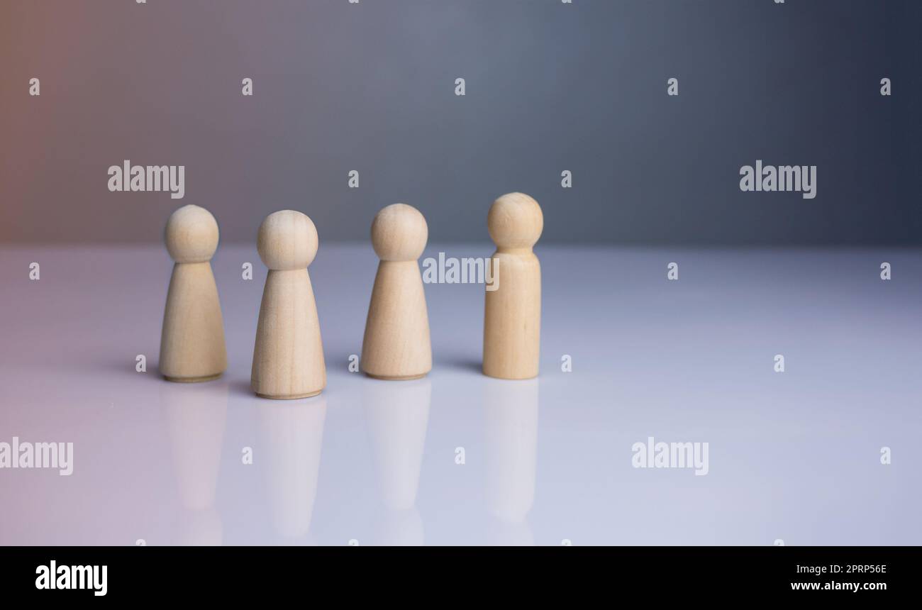 Concept de leadership, diriger, inspirer, responsabiliser, affaires, manager, travail d'équipe, vision, stratégie, influence, concurrence. Poupée en bois dirigeant l'équipe Banque D'Images