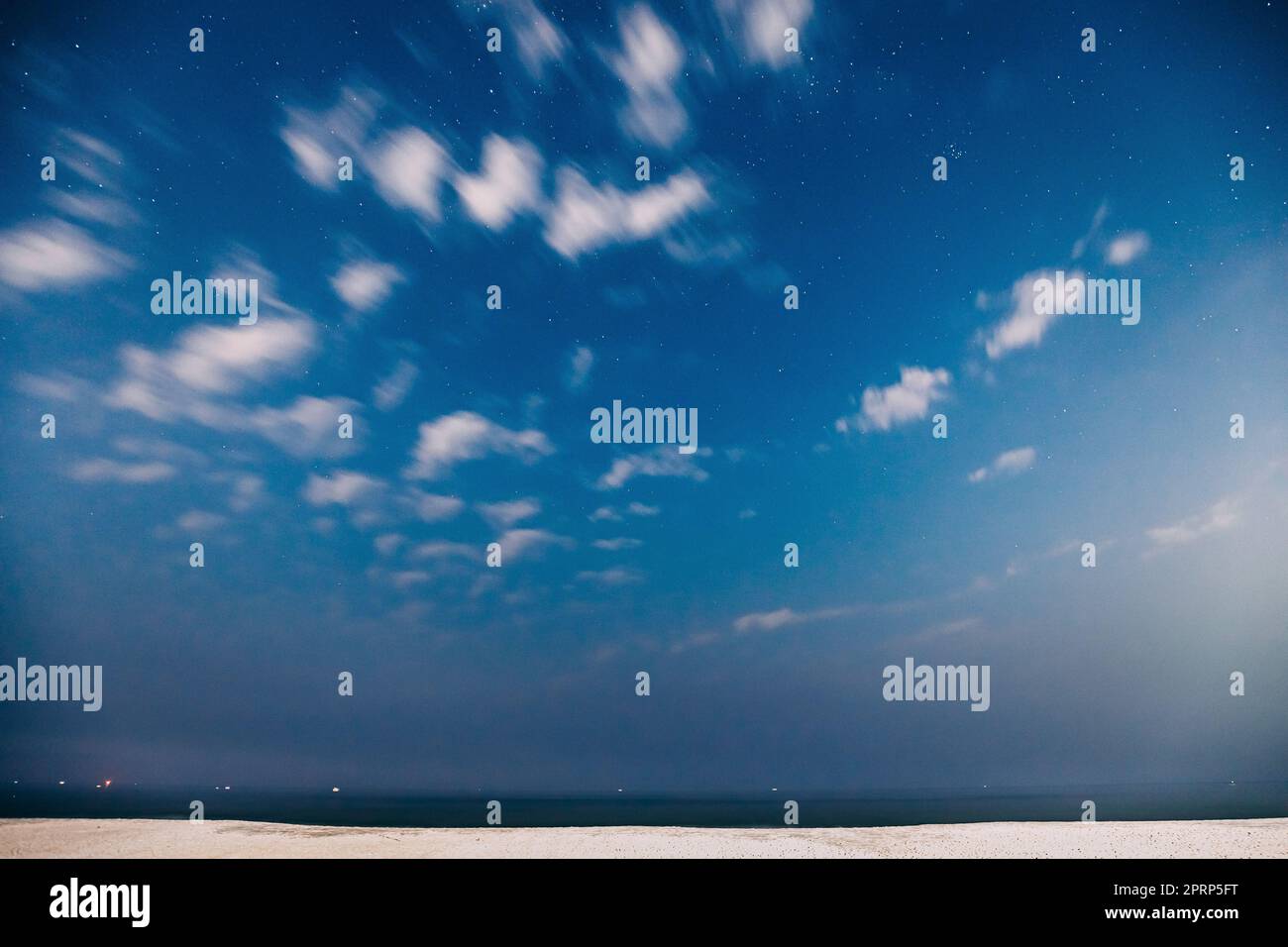 Goa, Inde. Étoiles du ciel de la vraie nuit. Ciel étoilé naturel de couleur bleue au-dessus de l'océan Indien Sea Seascape Beach Copast. Arrière-plan Banque D'Images