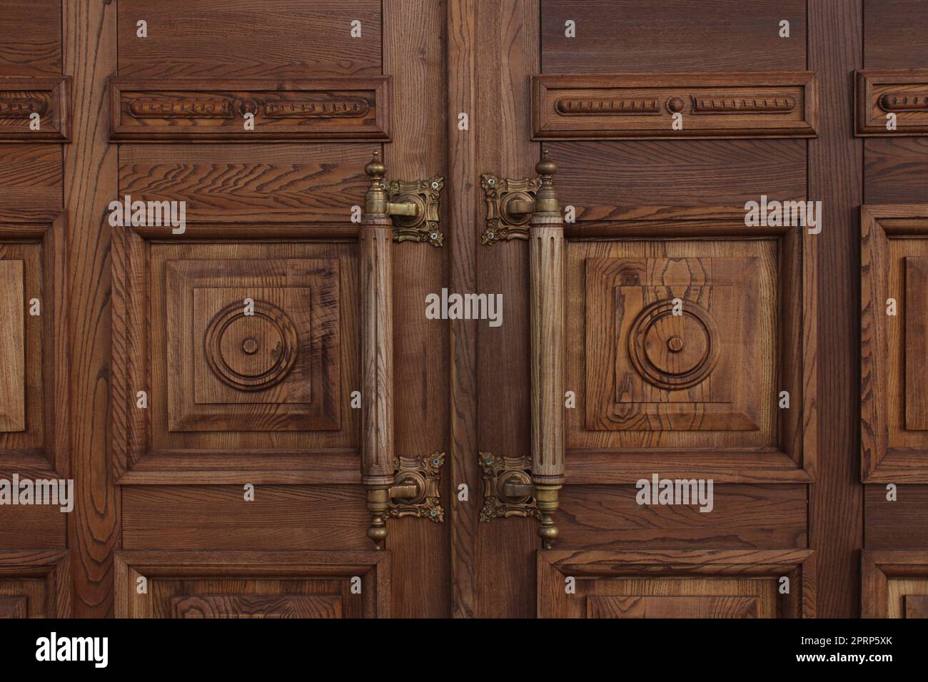 Anciennes portes en bois massives avec de grandes poignées de gros plan. Architecture ancienne Banque D'Images