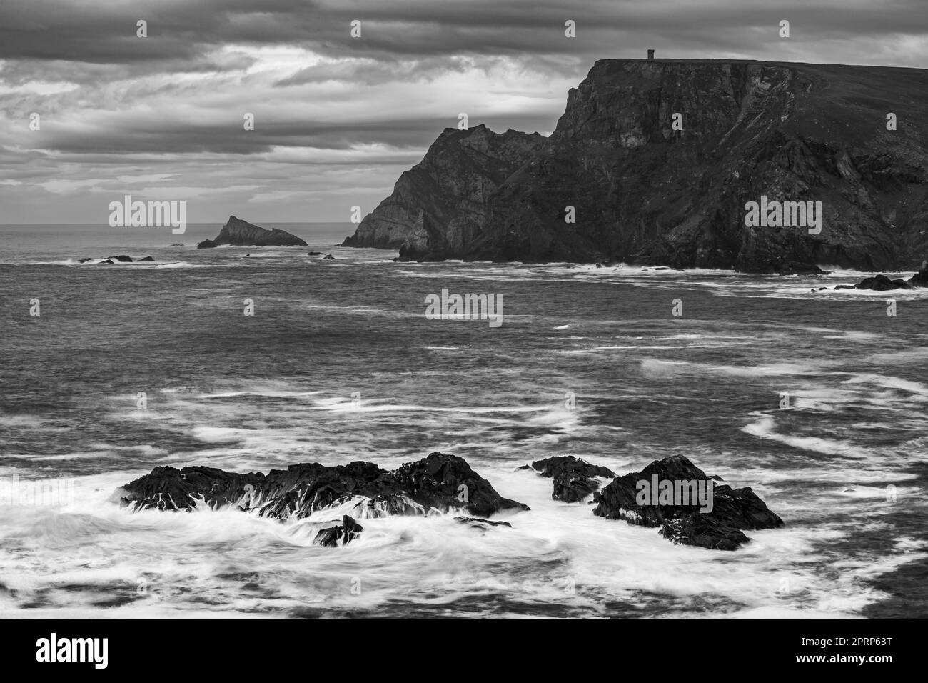 La falaise et la côte d'Irlande Banque D'Images