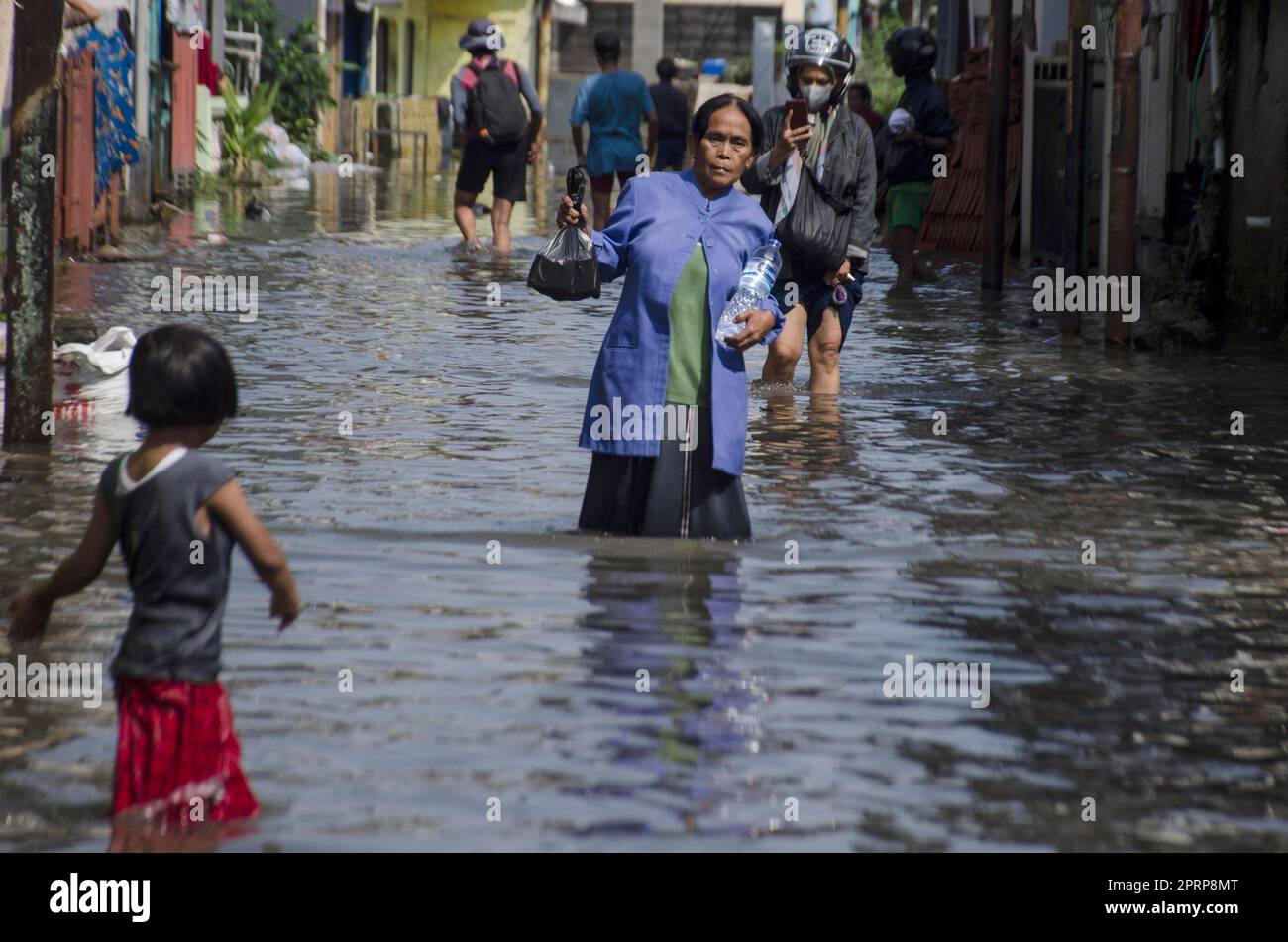 Bandung, Indonésie. 27th avril 2023. Les gens se sont frayés dans les eaux d'inondation en raison des fortes pluies et du débordement de la rivière Citarum au village de Bojongasih à Bandung, Java-Ouest, Indonésie, sur 27 avril 2023. Crédit: Septianjar Muharam/Xinhua/Alamy Live News Banque D'Images