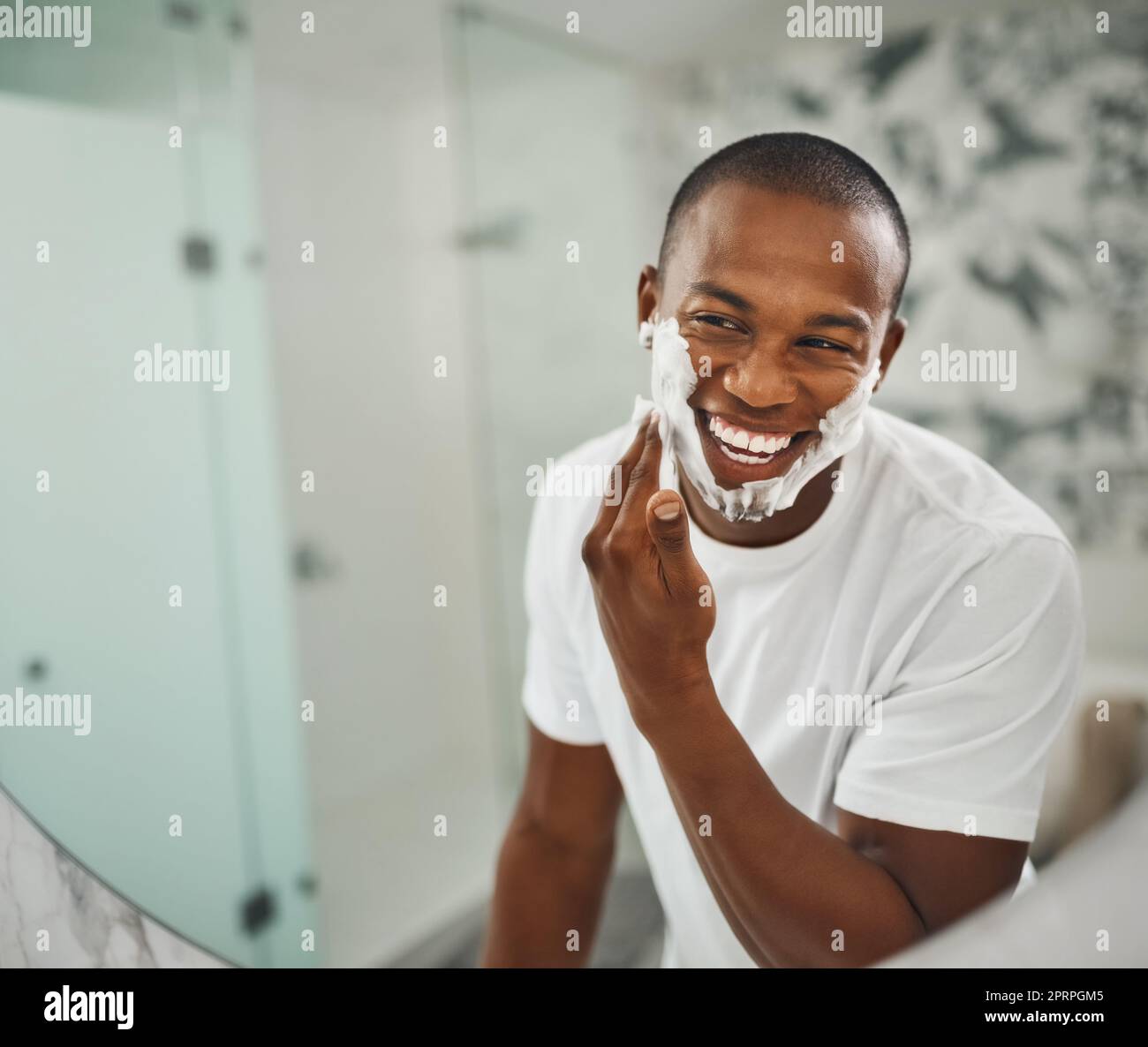 Un rasage de très près pour une peau ultra-douce. un jeune homme charmant se  raser les poils de son visage dans la salle de bains Photo Stock - Alamy