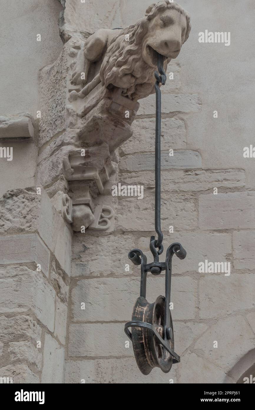 Puits avec sculpture sur lion, Palais des Ducs et des Etats de Bourgogne, Hôtel de ville, Dijon, France Banque D'Images