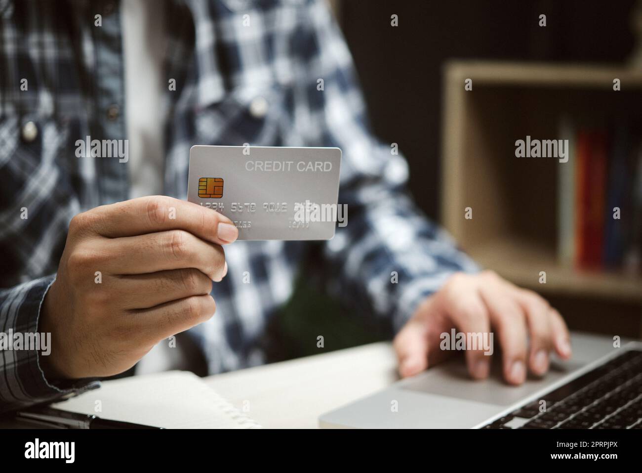 Business finance paiement technologie numérique commerce en ligne banque concept Homme tenant carte de crédit payer et acheter avec transfert d'argent. Banque D'Images