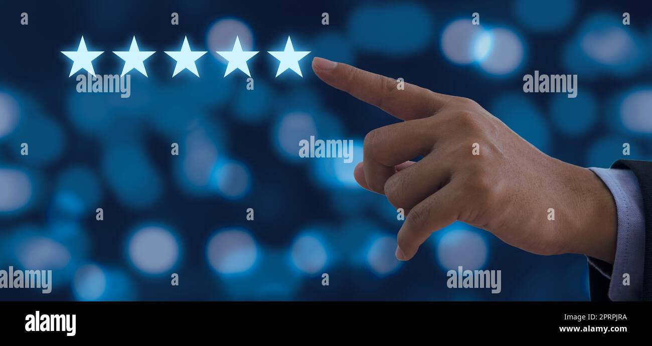 Main d'homme d'affaires touchant le symbole cinq étoiles pour augmenter la note en arrière-plan Banque D'Images