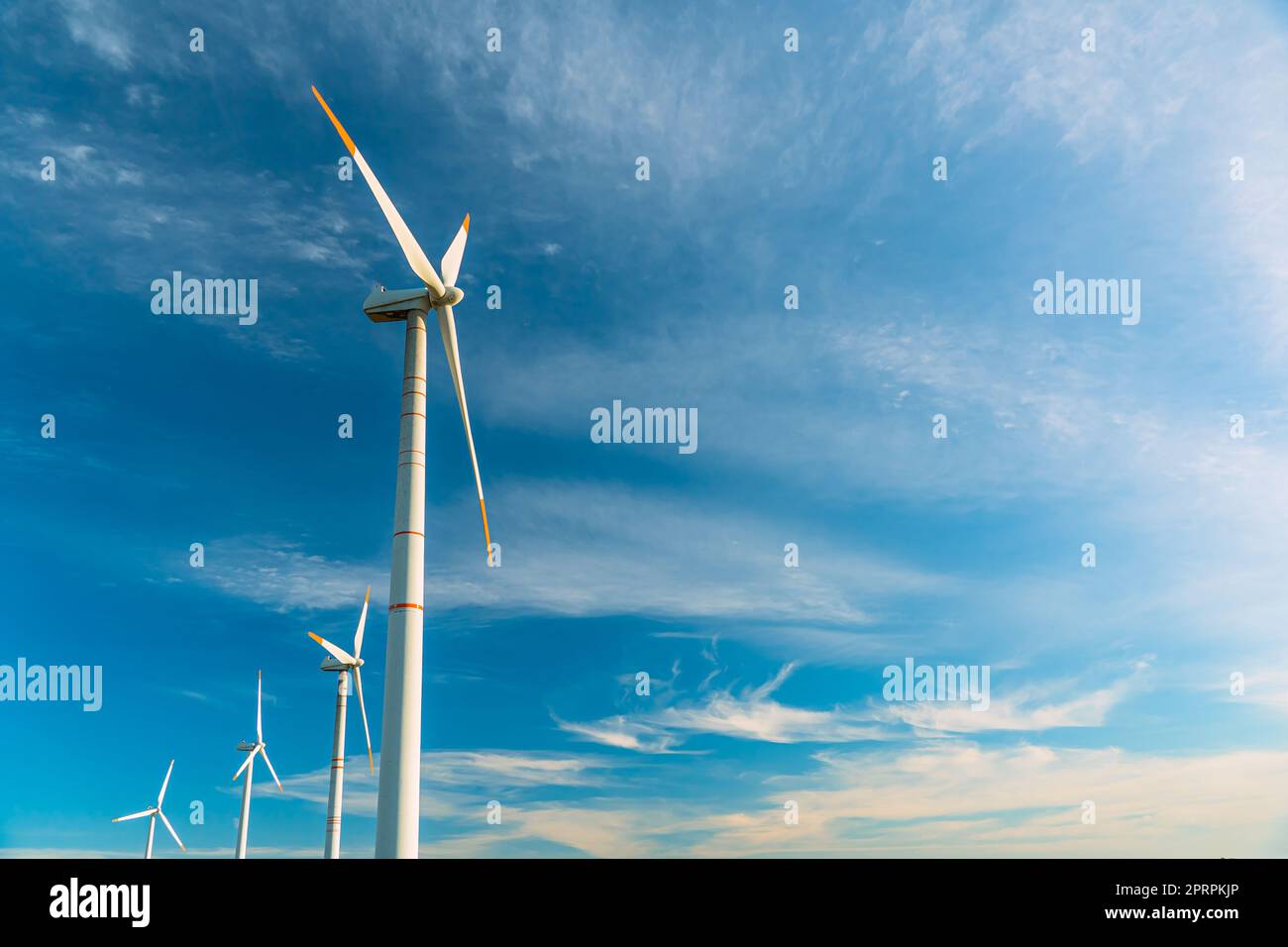 Énergie verte sur les éoliennes et les éoliennes. Sources d'énergie de remplacement et sources d'énergie renouvelables. Production d'énergie et générateurs de centrales électriques.Parc éolien et éolienne, conservation de l'environnement Banque D'Images