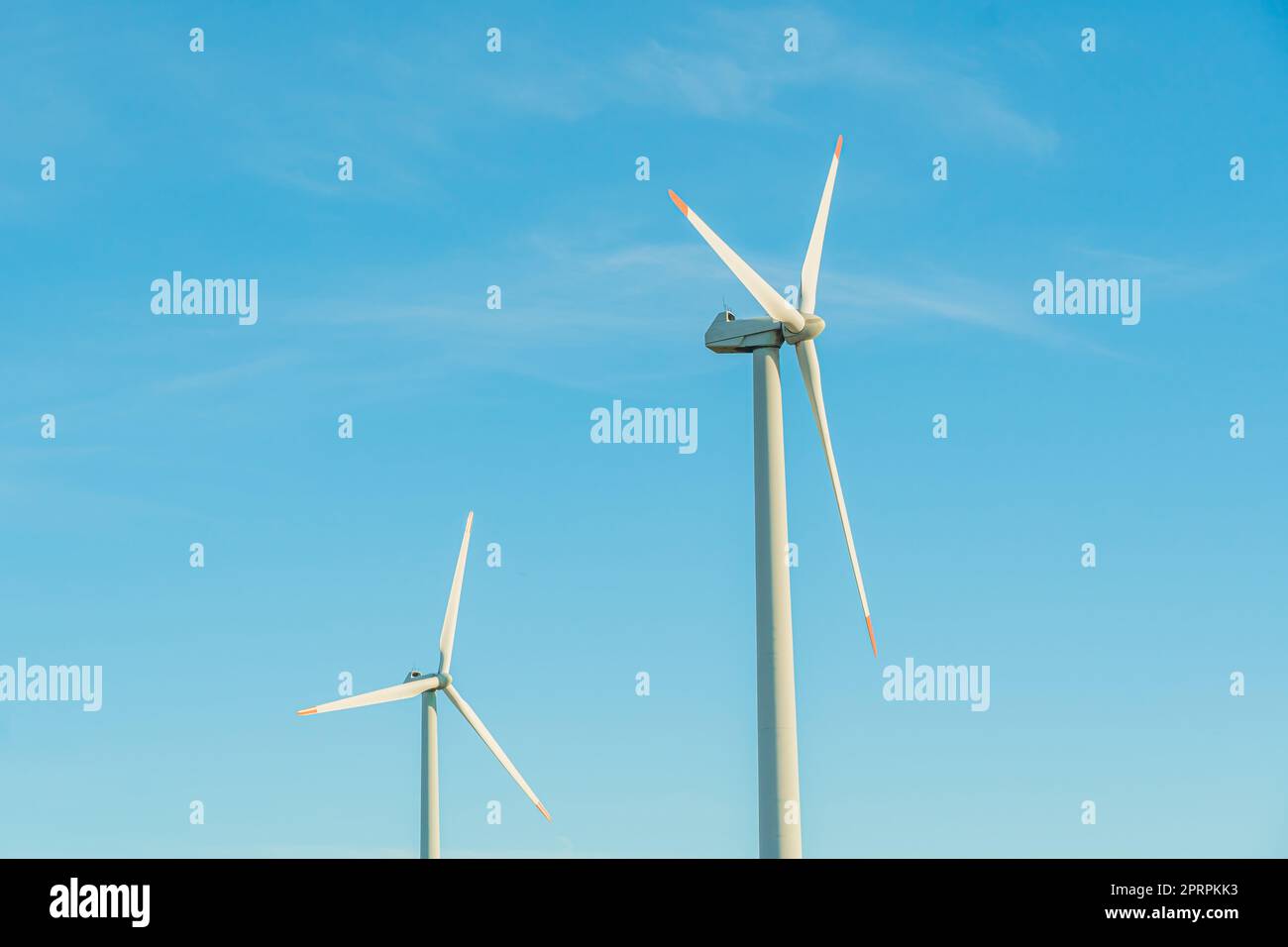 Énergie verte sur les éoliennes et les éoliennes. Sources d'énergie de remplacement et sources d'énergie renouvelables. Production d'énergie et générateurs de centrales électriques.Parc éolien et éolienne, conservation de l'environnement Banque D'Images