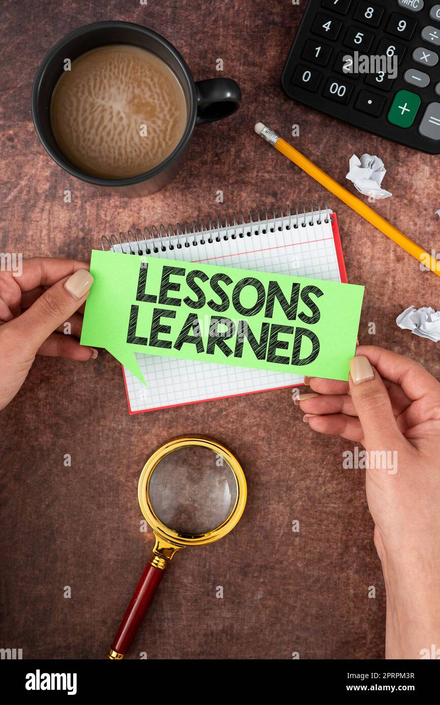 Écrire affichage de texte leçons LearnedPromote partager et utiliser les connaissances issues de l'expérience. Concept d'entreprise promouvoir le partage et l'utilisation des connaissances issues de l'expérience Banque D'Images