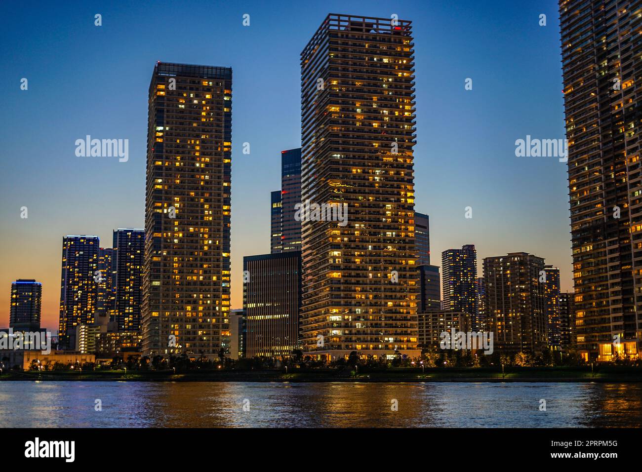 Groupe d'appartements en hauteur de Chuo-ku, Tokyo et le soir Banque D'Images