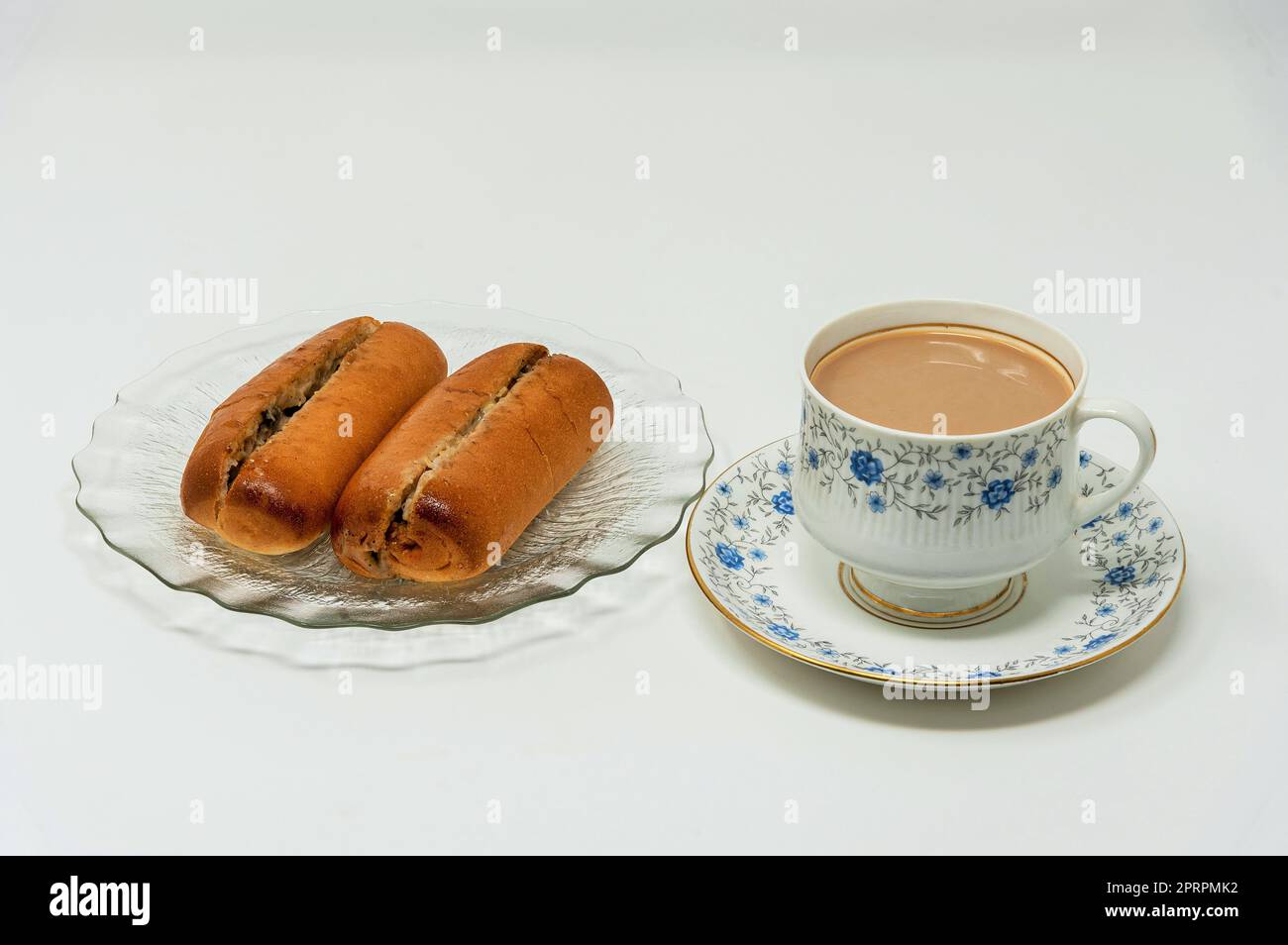 rouleau de champignons avec thé, thé chaud avec lait Banque D'Images