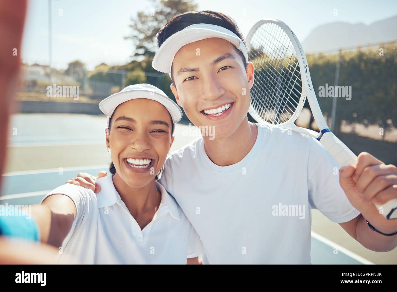 Selfie, tennis et amis avec un homme et une femme prenant une photo sur un terrain de sport après un match ou un match. Entraînement, exercice et entraînement avec un jeune homme et une jeune femme qui s'entraîne dans le sport pour la santé Banque D'Images