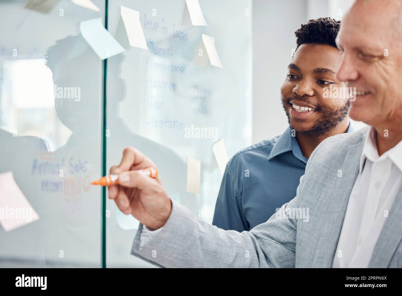 Stratégie de l'équipe d'affaires, collaboration et post-it note planification des travailleurs travaillant sur une stratégie d'emploi. Le travail d'équipe d'entreprise écrit ensemble des notes sur un mur de bureau clair pensant au projet du personnel Banque D'Images