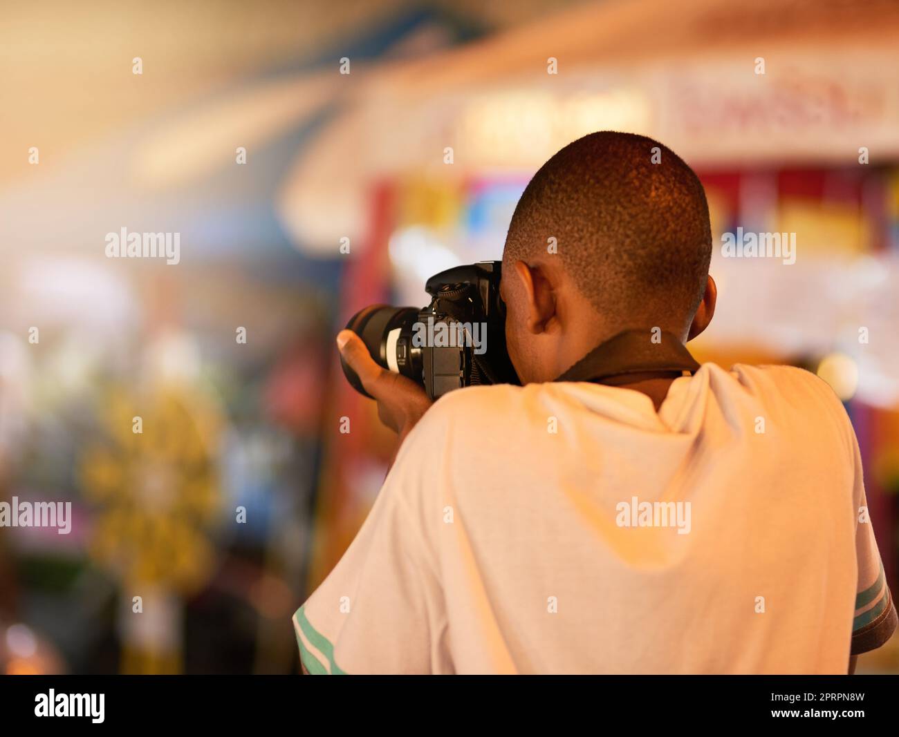 Capturer les vues. Vue arrière d'un jeune homme qui prend des photos tout en visitant une ville étrangère Banque D'Images