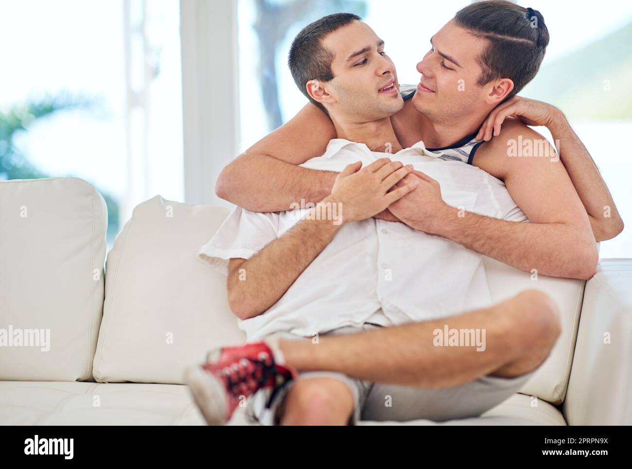Le temps ensemble est bien passé. Un couple gay affectueux se détend ensemble à la maison. Banque D'Images