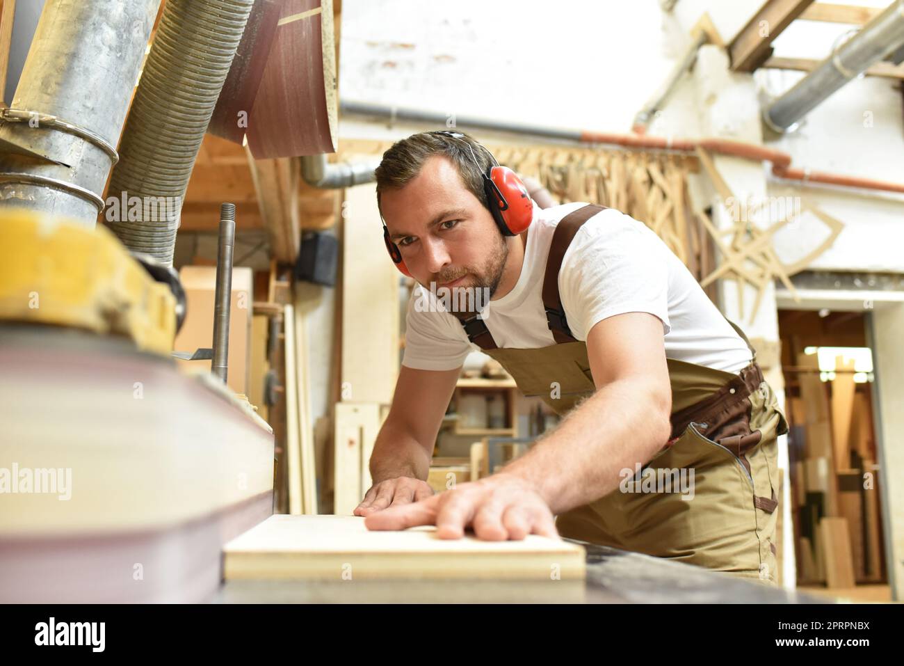 Carpenter travaille dans un atelier de menuiserie - pour le travail du bois et sciage Banque D'Images