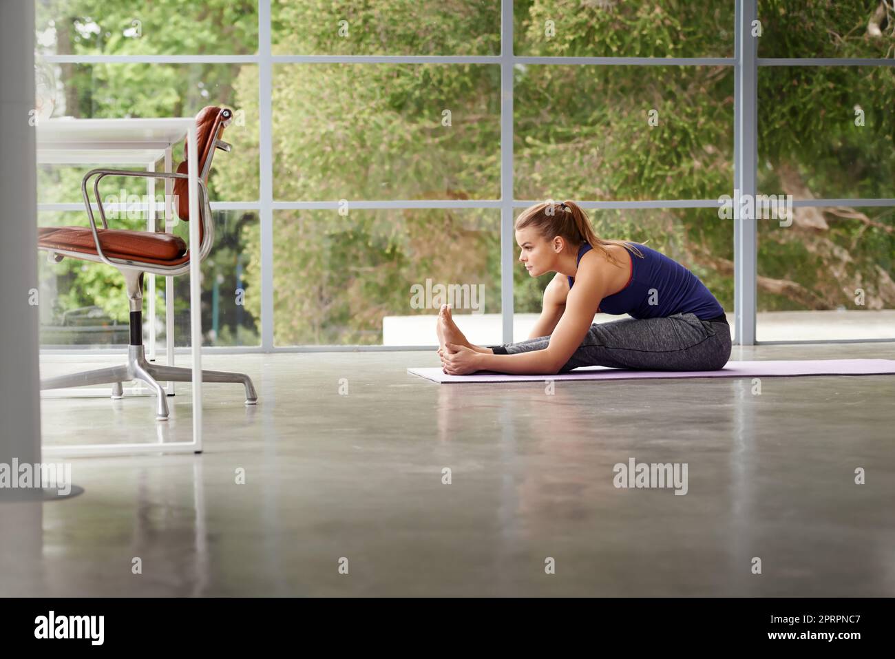 Le yoga est la clé de la santé. Prise de vue en longueur d'une femme sportive pratiquant le yoga à la maison Banque D'Images