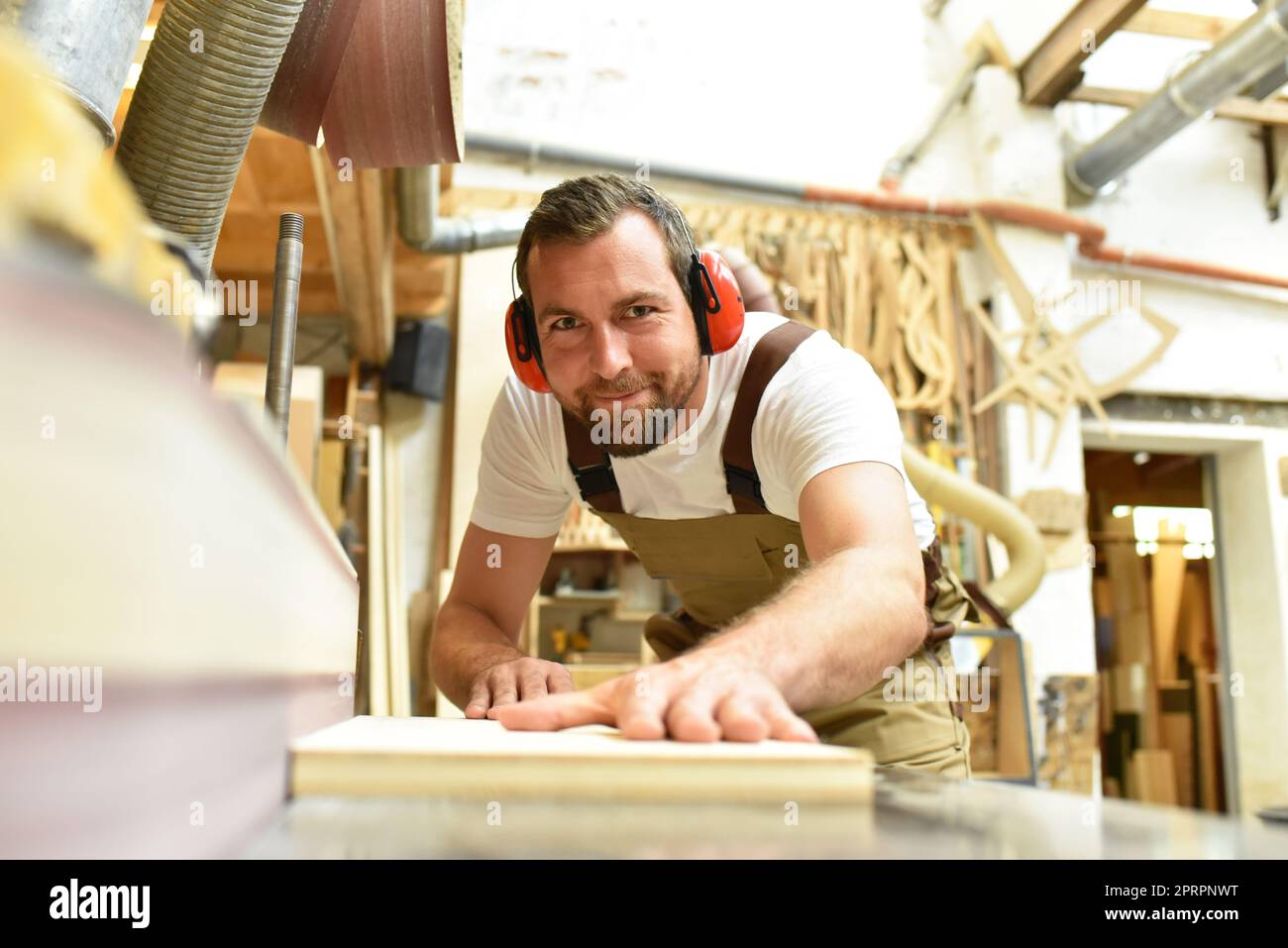 Carpenter travaille dans un atelier de menuiserie - pour le travail du bois et sciage Banque D'Images