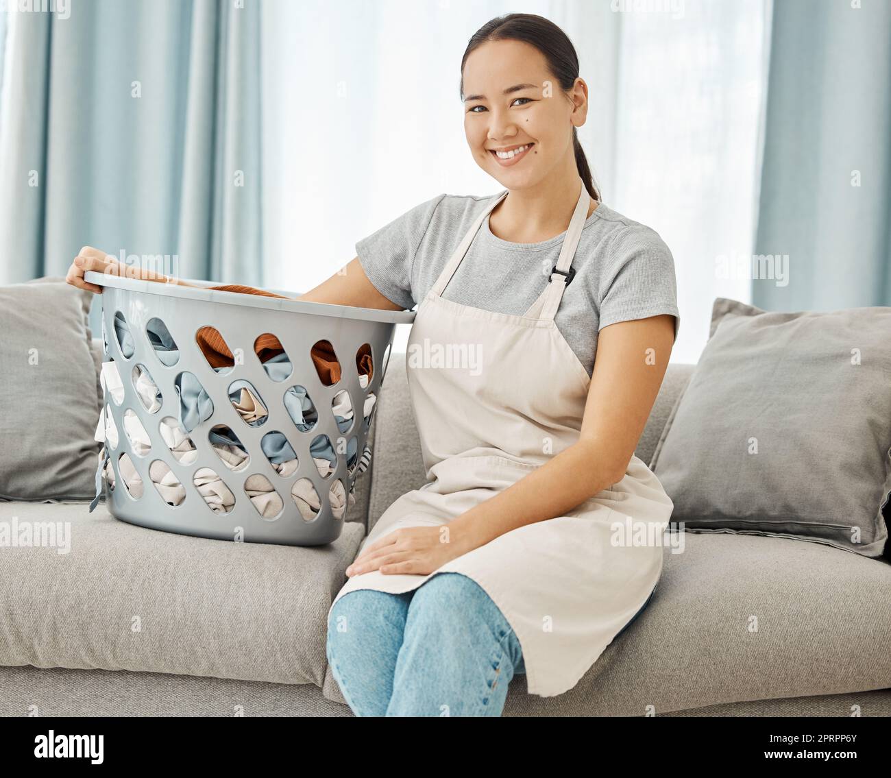 Femme de ménage plier les vêtements à la maison Photo Stock - Alamy