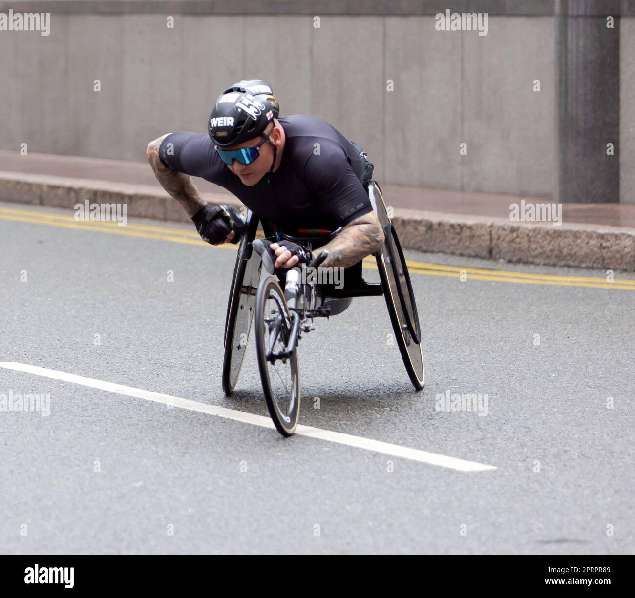 David Weir passant par Cabot Square, sur son chemin jusqu'à la fin de 5th, dans la course de fauteuil roulant d'élite masculine (T54/T54), dans un temps de 01:32:45. Banque D'Images