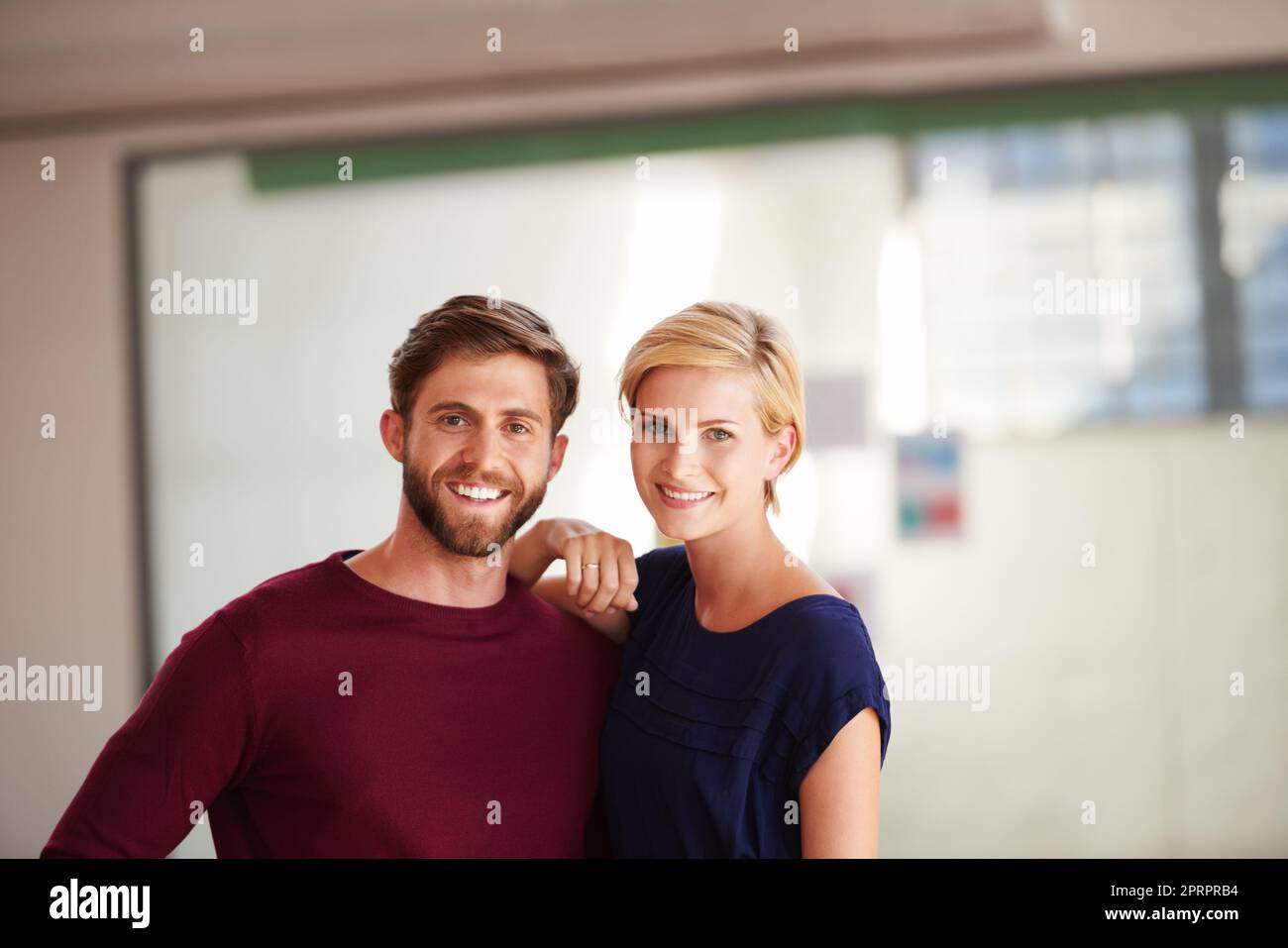 Des partenaires amoureux... et en affaires. Un couple travaillant ensemble dans un bureau ouvert. Banque D'Images