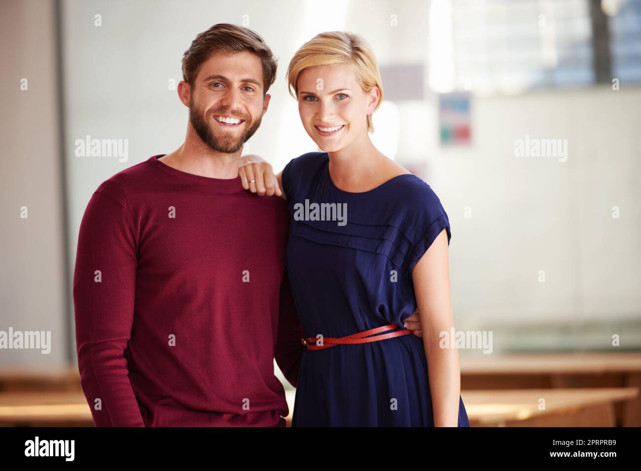 C'était un jeune couple de pouvoir, un couple travaillant ensemble dans un bureau ouvert. Banque D'Images