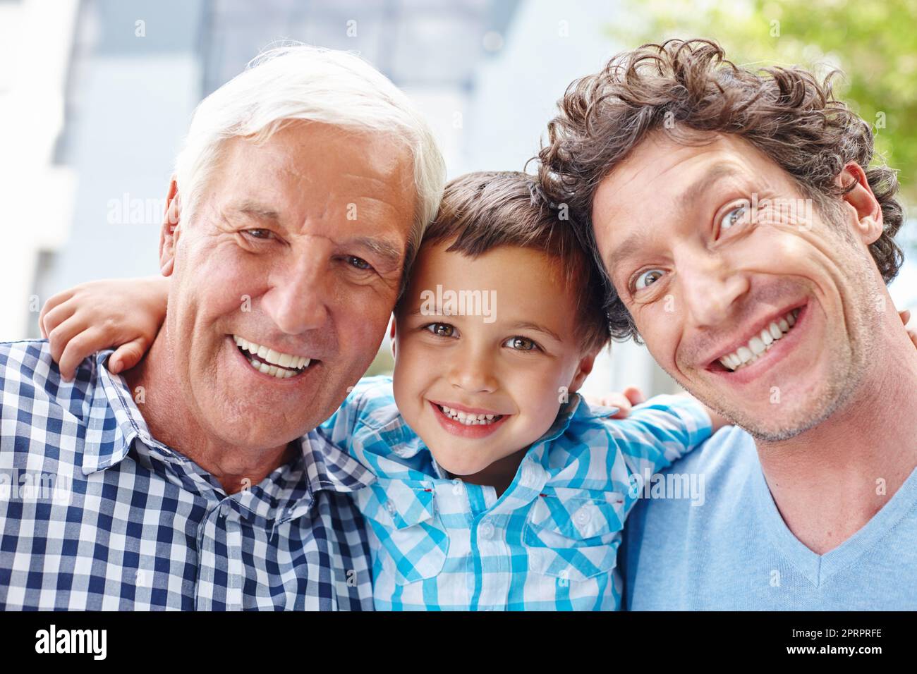 Cette famille sait comment Amuse-toi bien. Portrait d'un petit garçon avec son père et son grand-père Banque D'Images