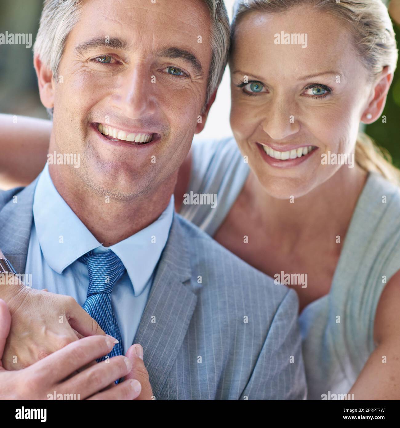 Partenaires dans l'amour et les affaires. Portrait d'un couple d'affaires mûr et souriant. Banque D'Images