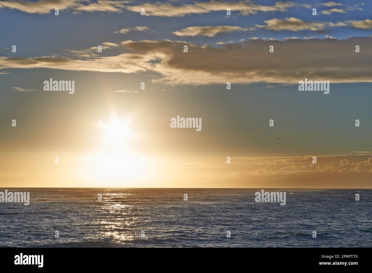 Vue sur l'océan. Magnifique coucher de soleil sur la plage. Banque D'Images