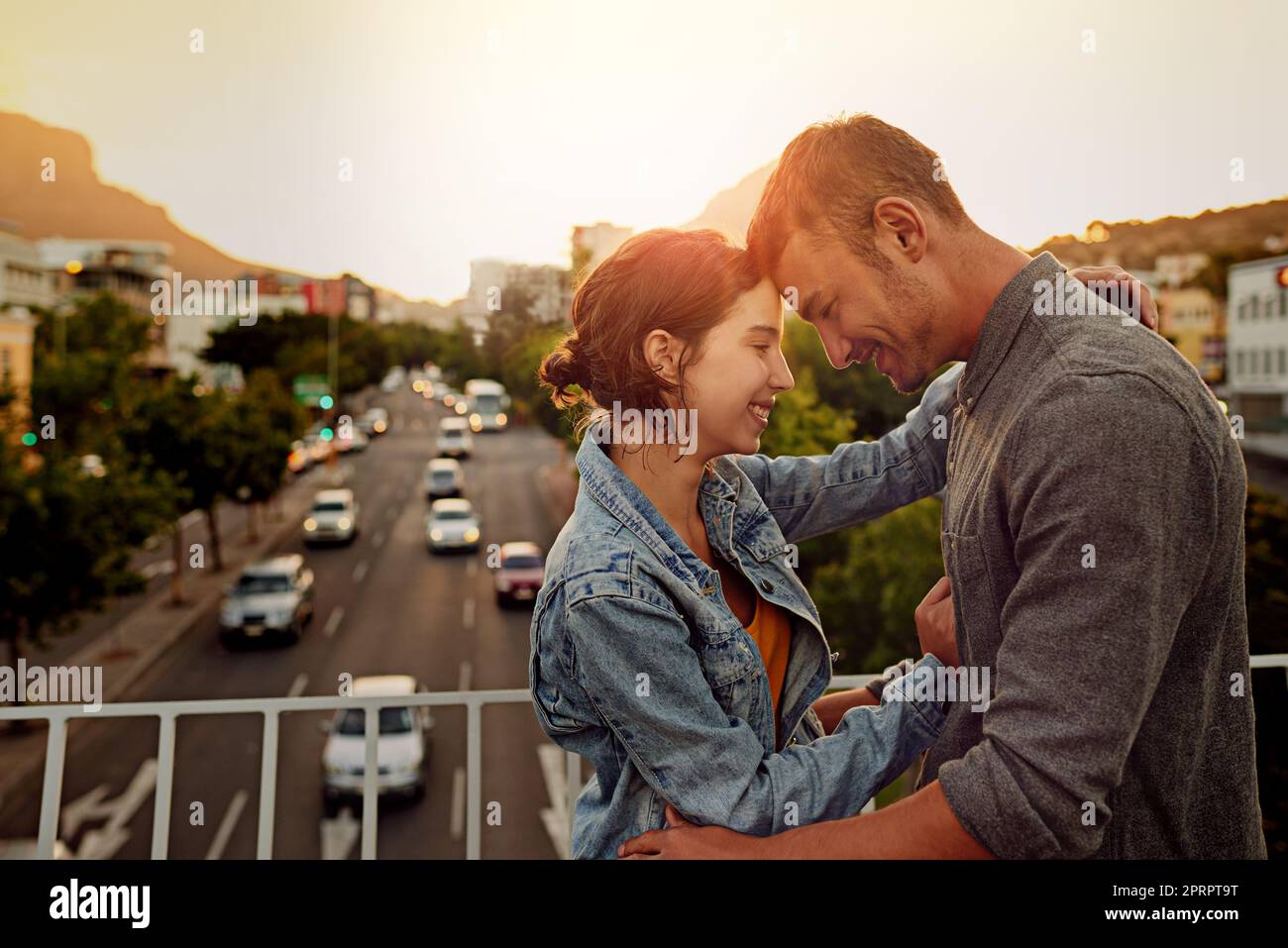 J'aime tout sur vous. un jeune couple heureux profitant d'un moment romantique dans la ville Banque D'Images