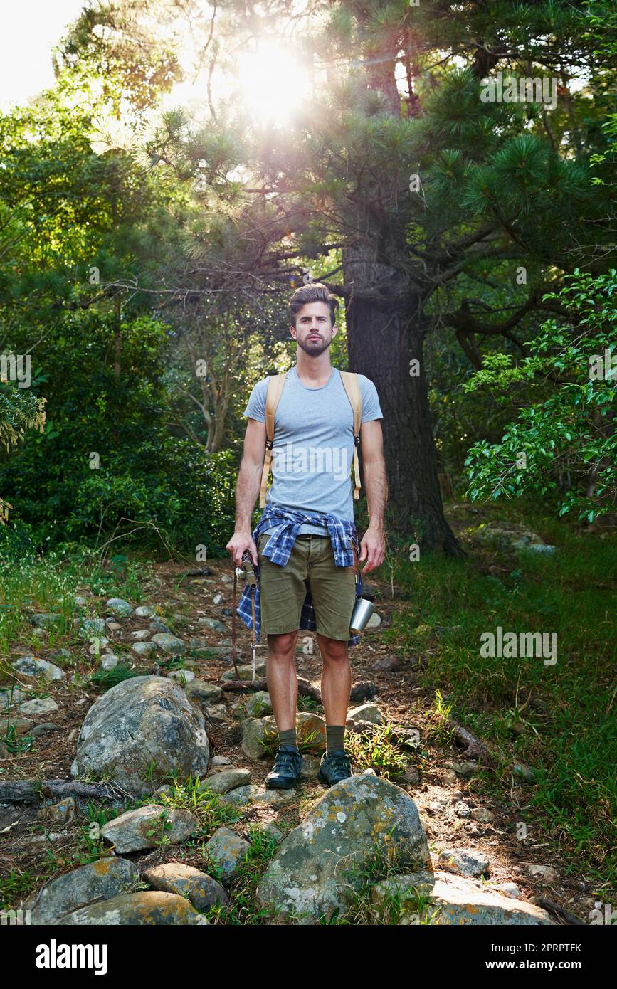 L'aventure est la poursuite de la vie. un jeune outdoorman sur une randonnée Banque D'Images