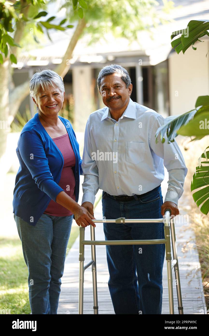 L'aider dans sa récupération. Portrait d'une femme âgée aidant son mari à s'adapter à son nouveau marcheur Banque D'Images