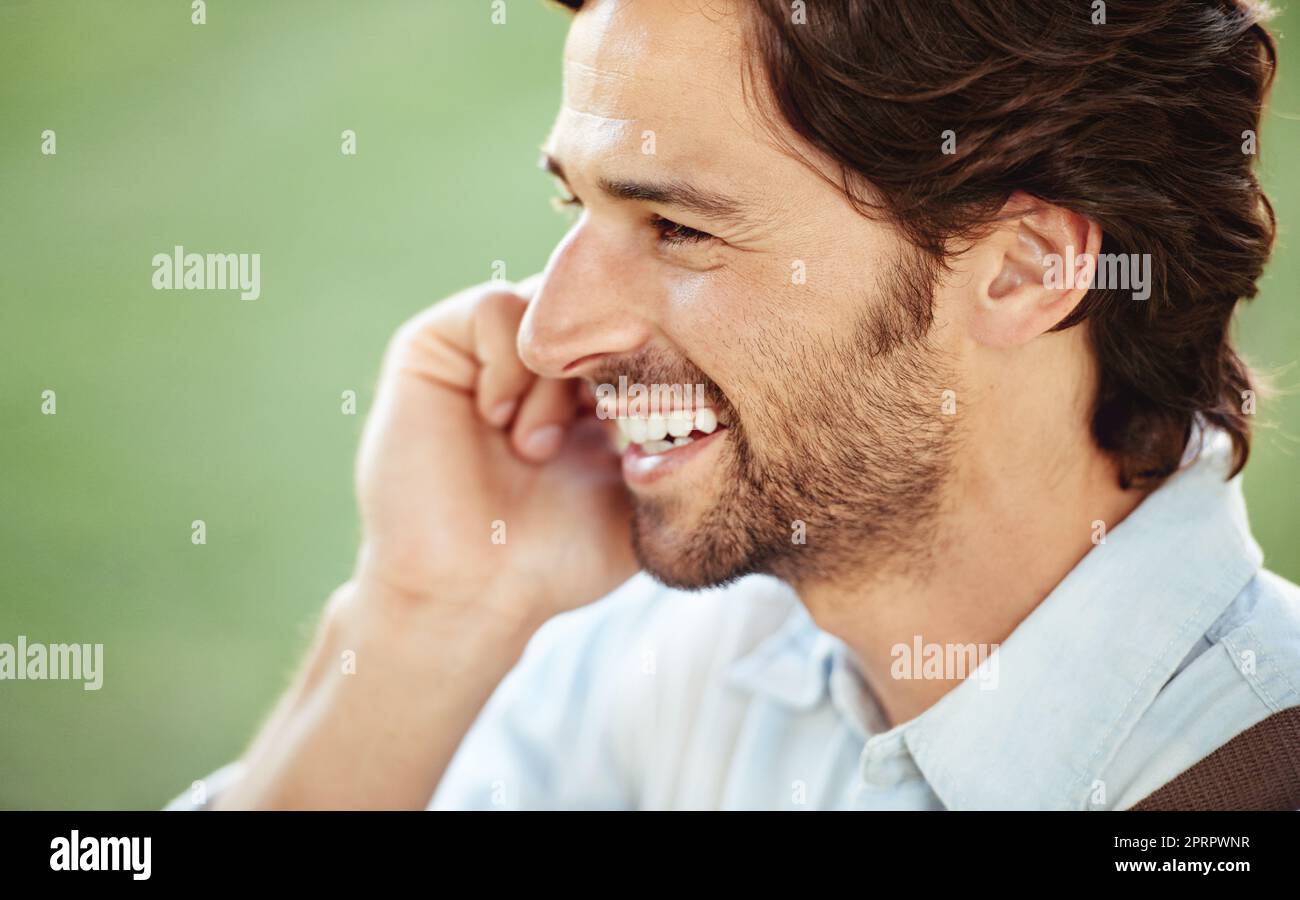 C'est bien de se perdre dans la bonne direction. Un beau jeune homme dans le parc Banque D'Images