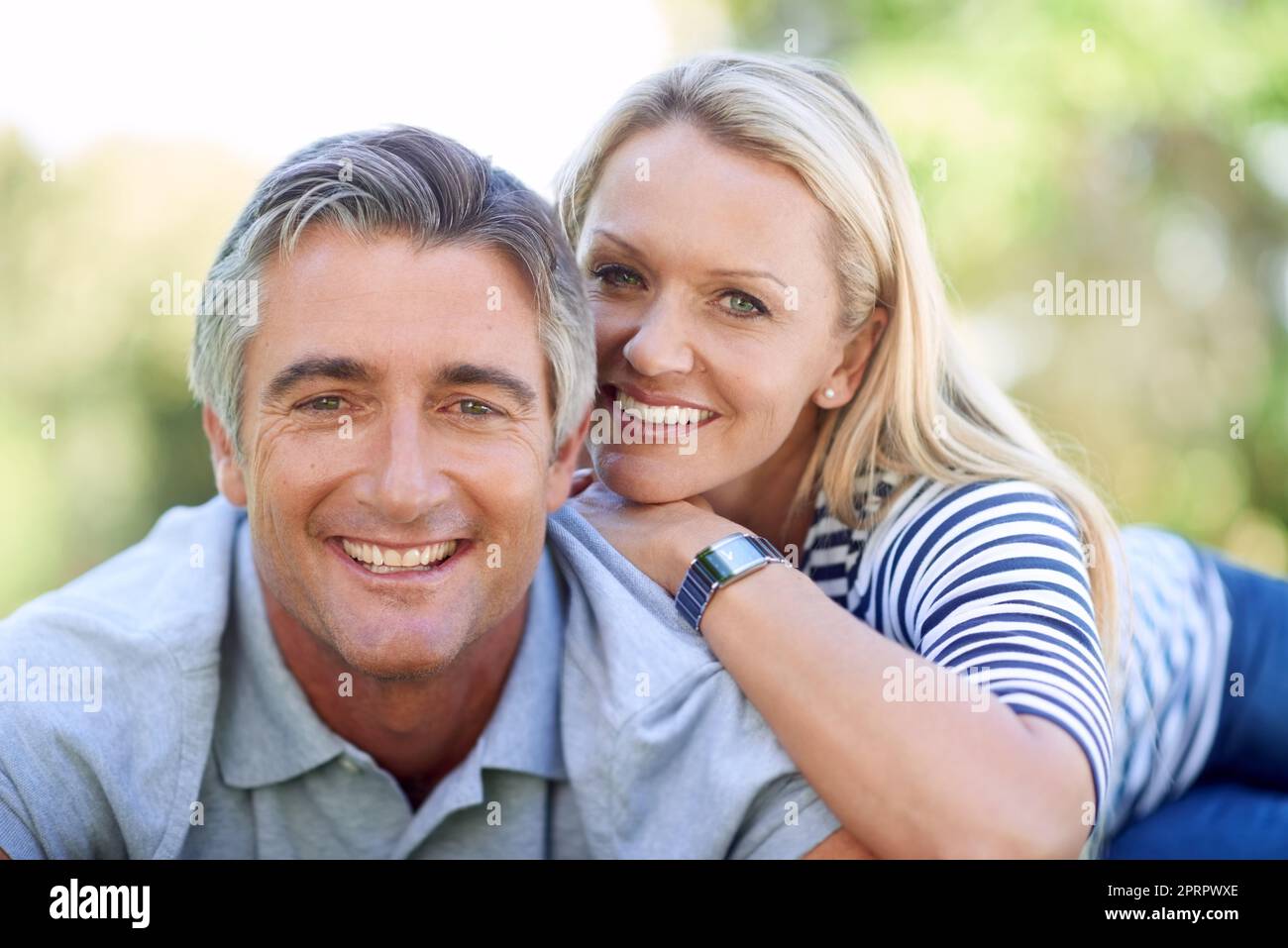 Romantisme inspiré par la beauté natures. Portrait court d'un couple affectueux et mature dans le parc Banque D'Images