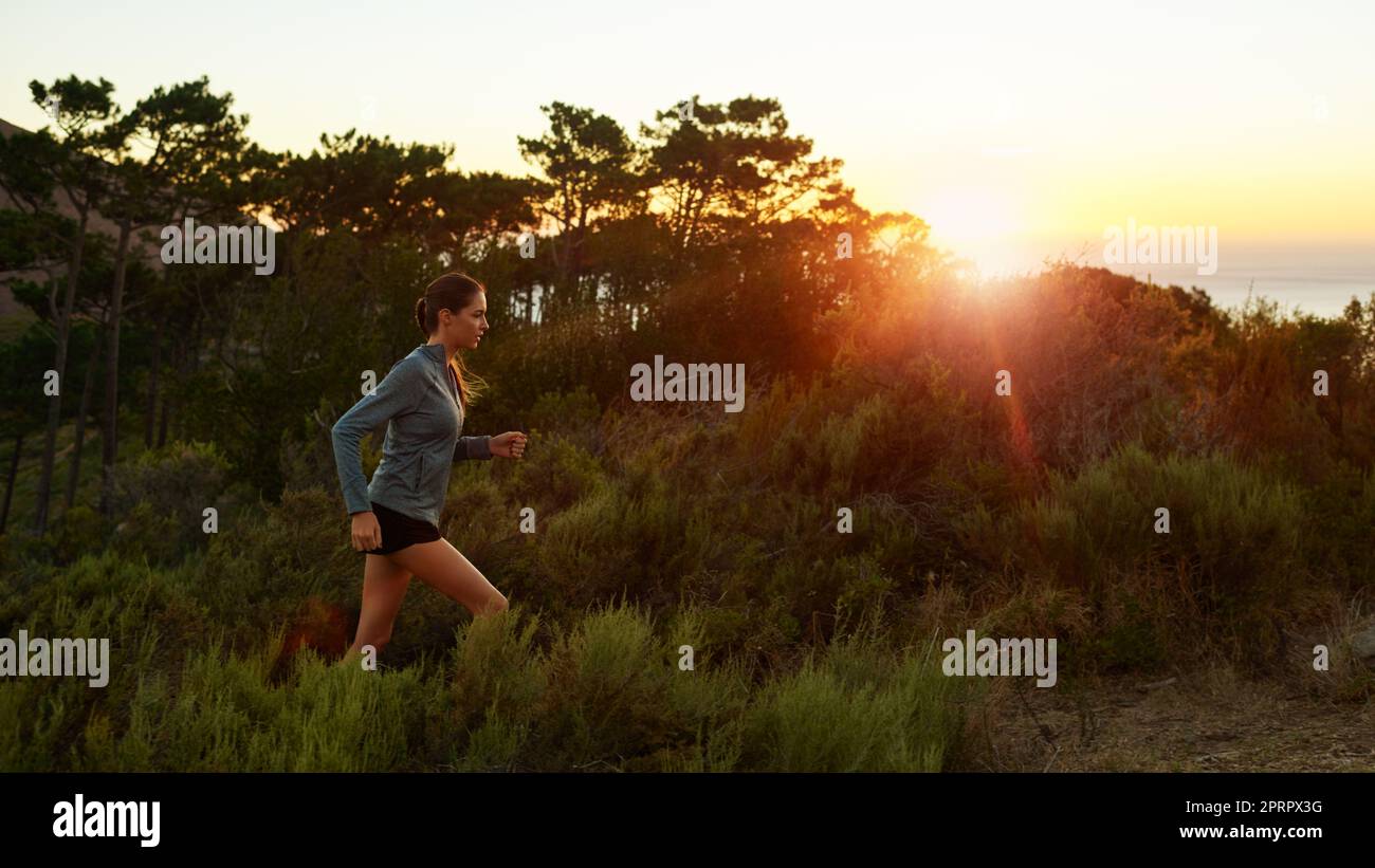 L'ajustement n'est pas une destination, son mode de vie. Une belle brunette d'entraînement en plein air. Banque D'Images