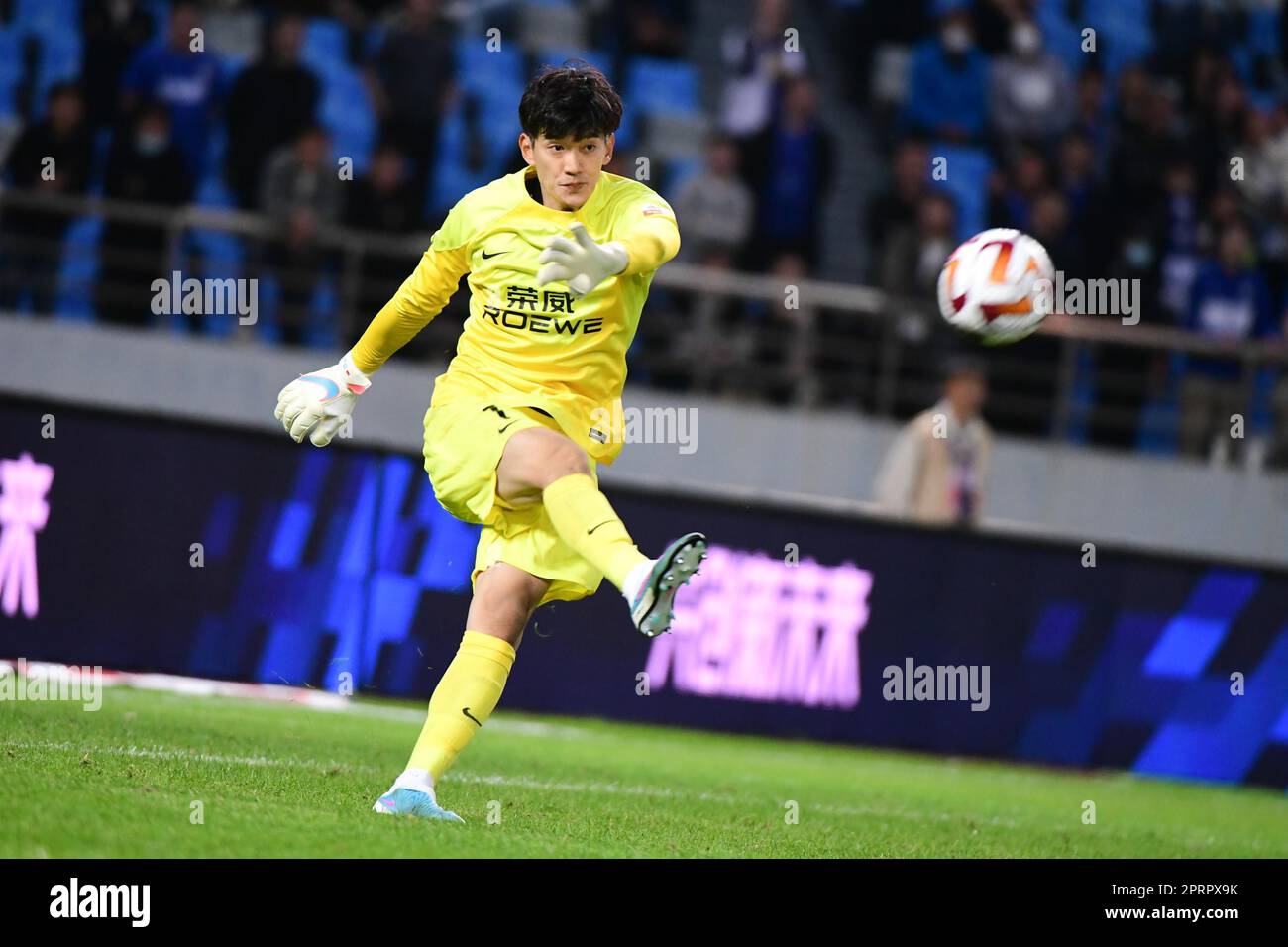 Cangzhou City, Chine, 26 avril 2023. Le Shanghai Port football Club a battu le Cangzhou Mighty Lions football Club avec 1-0 au troisième tour de la Super League chinoise (CSL) 2023 à Cangzhou City, dans la province de Hebei, dans le nord de la Chine, le 26 avril 2023. (Photo de ChinaImages/Sipa USA) crédit: SIPA US/Alay Live News Banque D'Images