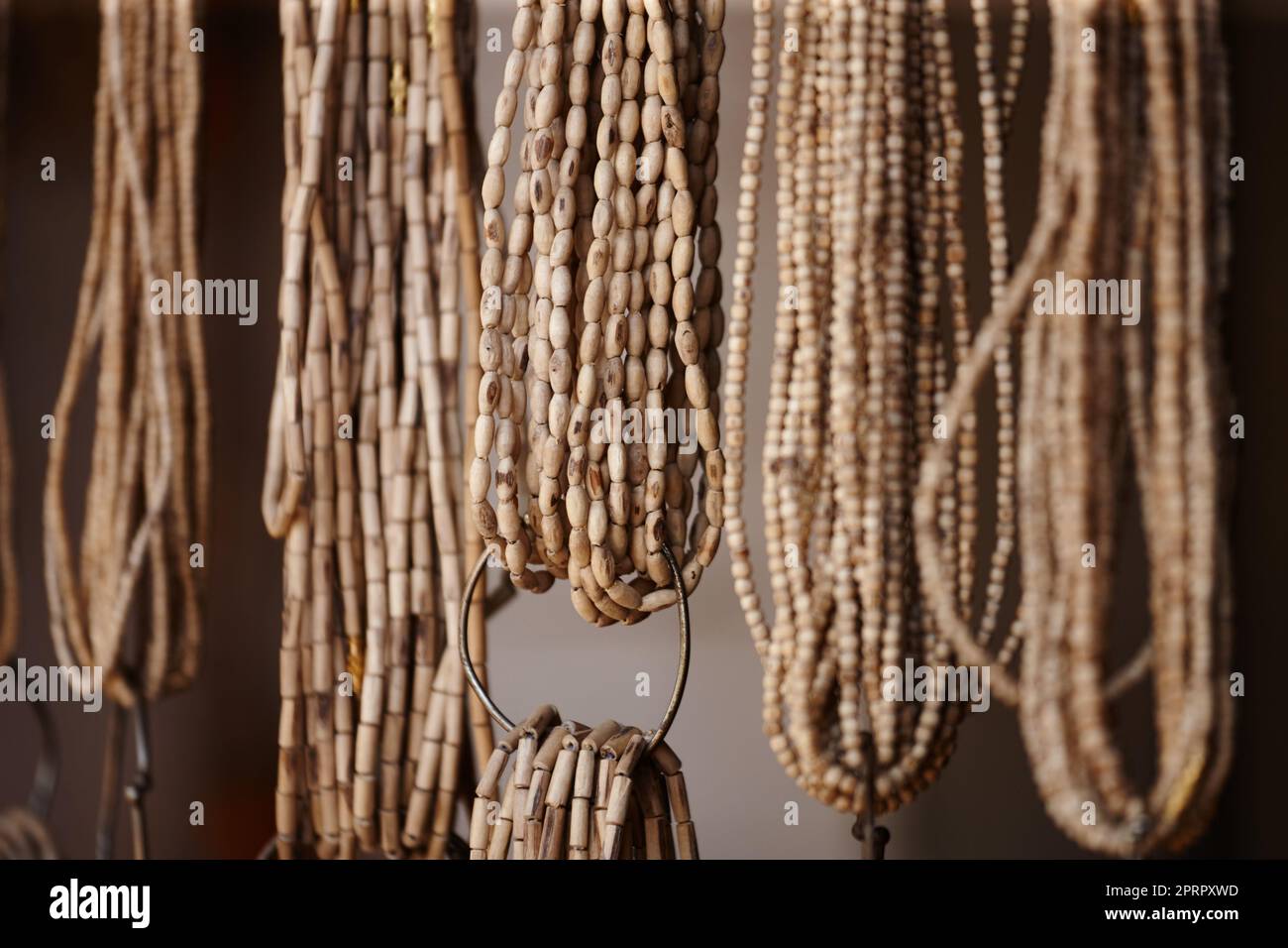 Perles Meditaion pour le voyage ésotérique. Perles de méditation en bois à vendre sur un marché indien Banque D'Images